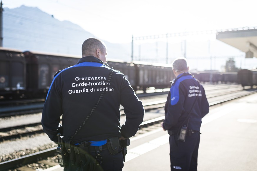 Grenzwaechter warten auf einen Zug, am Dienstag, 10. November 2015, am Bahnhof in Buchs. Im September kamen erstmals mehr Fluechtlinge an der Ostgrenze als im Tessin an. (KEYSTONE/Gian Ehrenzeller)