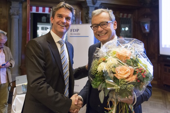 Beat Walti, links, Präsident der FDP ZH, gratuliert FDP-Ständeratskandidat Ruedi Noser, anlässlich der Wahlfeier der FDP am Sonntag, 18. Oktober 2015. (KEYSTONE/Anthony Anex)