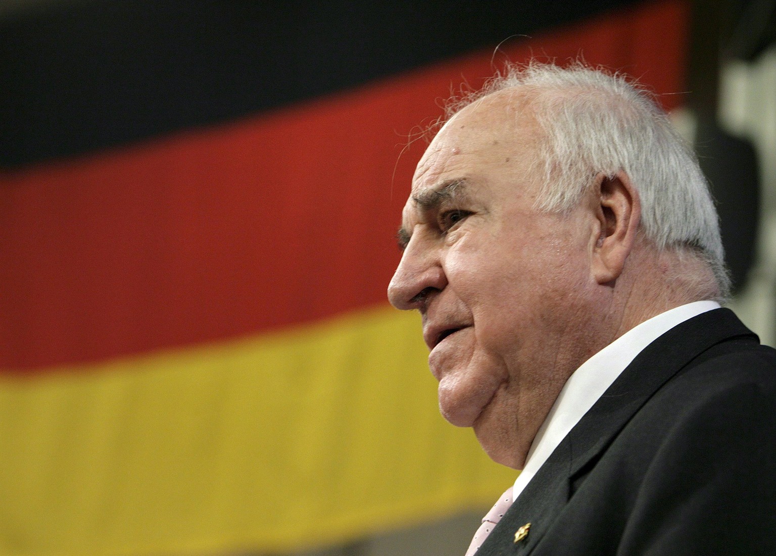 epaselect epa06031673 (FILE) - German former Chancellor Helmut Kohl speaks after receiving the gold medal of the Jean Monnet Foudation for the Europe, in Lausanne, Switzerland, 25 January 2007 (reissu ...