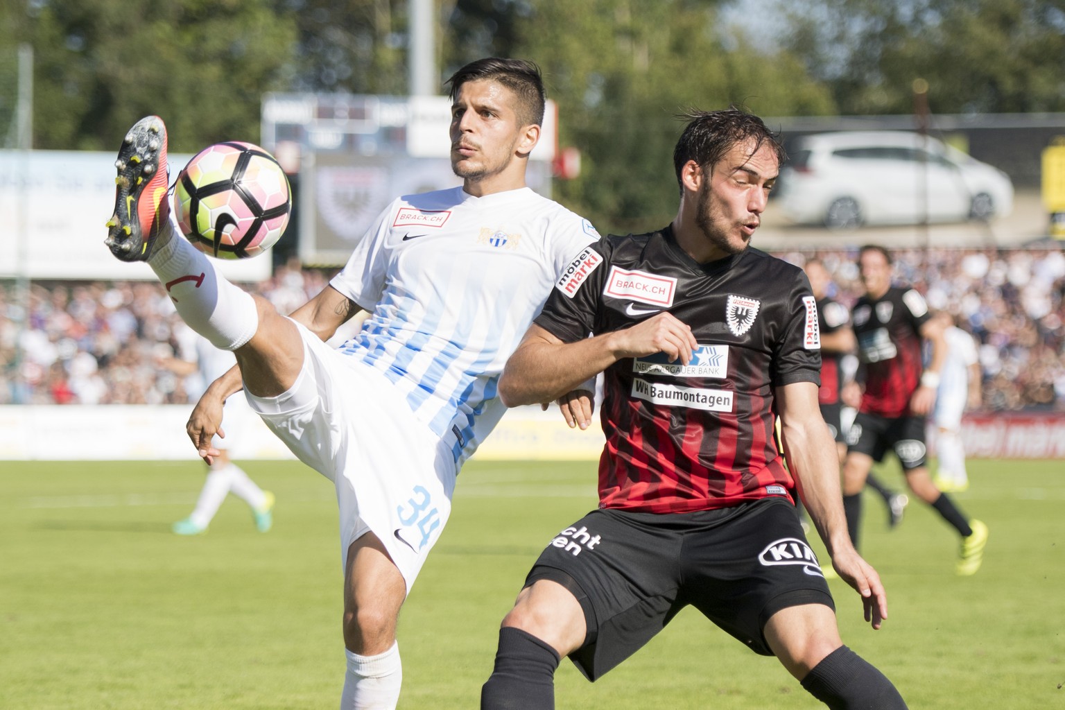 Roberto Rodriguez, links, und Bruno Martignoni, rechts, von Aarau beim Fussball Challenge League Meisterschaftsspiel zwischen dem FC Aarau und dem FC Zuerich vom Sonntag 25. September 2016 in Aarau. ( ...