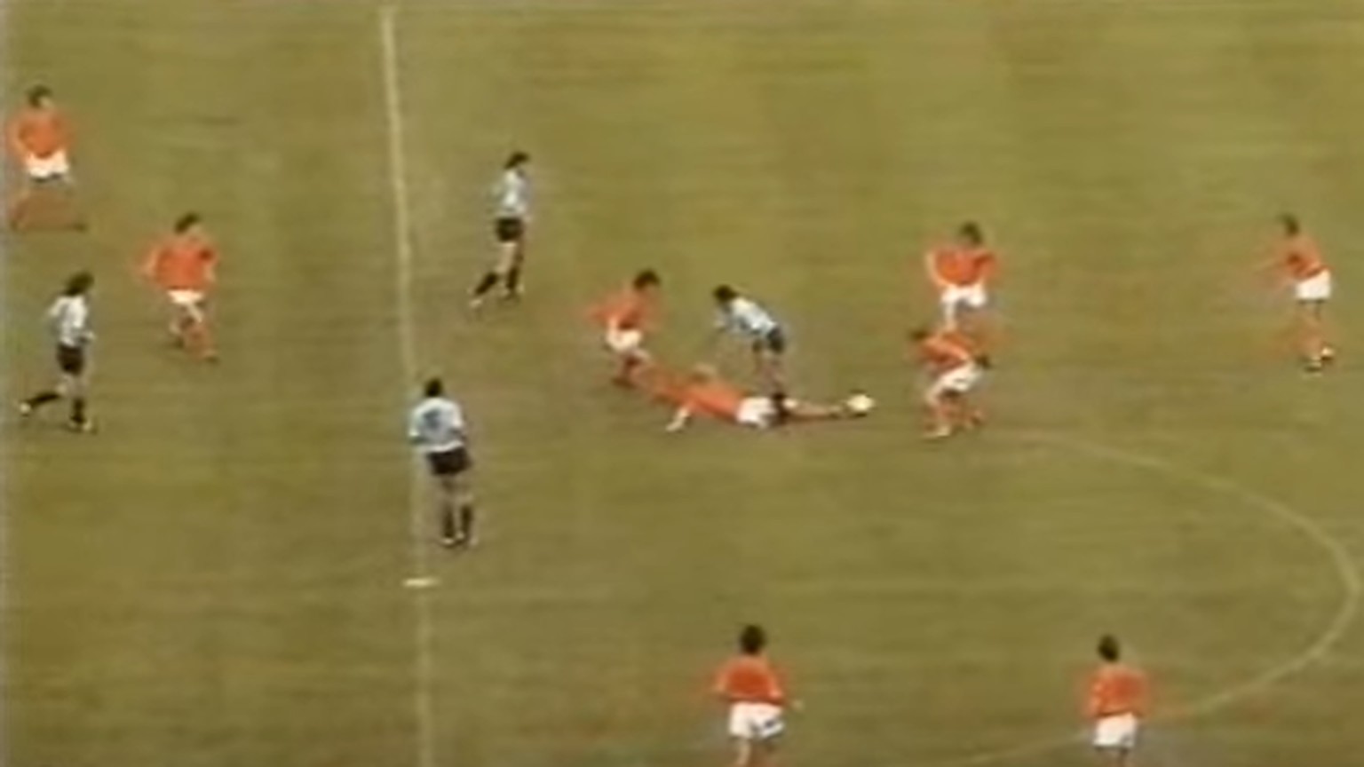 «Voetbal total!» Neun Niederländer machen 1974 gegen Uruguay Druck auf den Ball.