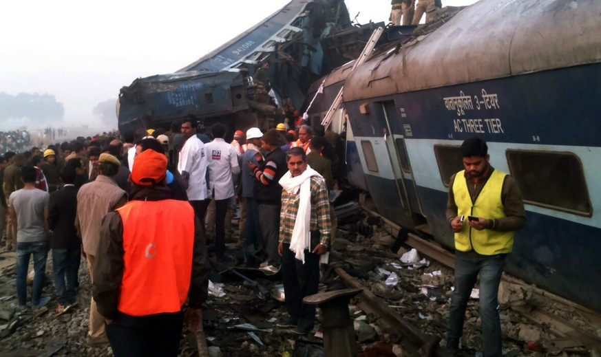 epa05639139 Rescue works continue at the site of an accident where coaches of an Indore-Patna Express train derailed off the tracks, near Pukhrayan area, in Kanpur, India, 20 November 2016. According  ...