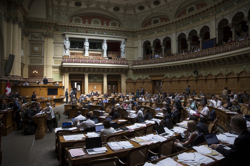Im Nationalratssaal in Bern beraten die Parlamentarierinnen und Parlamentarier ab heute über wieder Gesetze und Volksinitiativen.