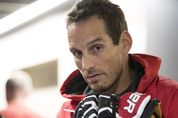 Patrick Fischer, head coach of Switzerland speaks with journalist after a training session during the Ice Hockey World Championship in Paris, France on Monday, May 8, 2017. (KEYSTONE/Peter Schneider)