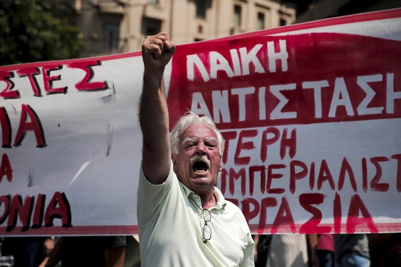 «Nein zur Politik von EU, EZB und IWF» – mehrere Tausend Personen demonstrierten in Athen gegen die im Hilfspaket festgeschriebenen Reformen.