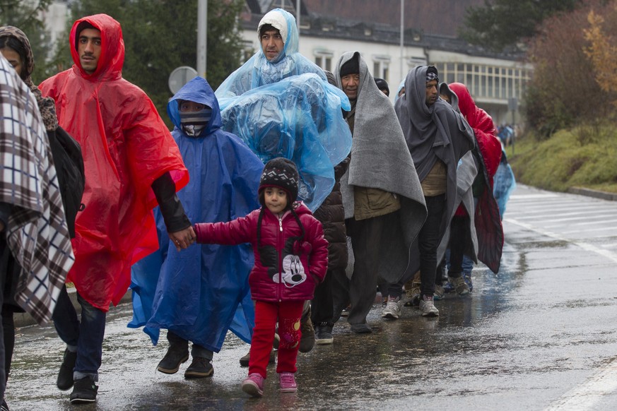 Fluechtlinge auf dem Weg in das Sammelzentrum an der Slowenisch-Oesterreichischen Grenze im Gebiet von Spielfeld am Samstag, 21. November 2015. Regenwetter und sinkende Temperaturen stellen auch die E ...