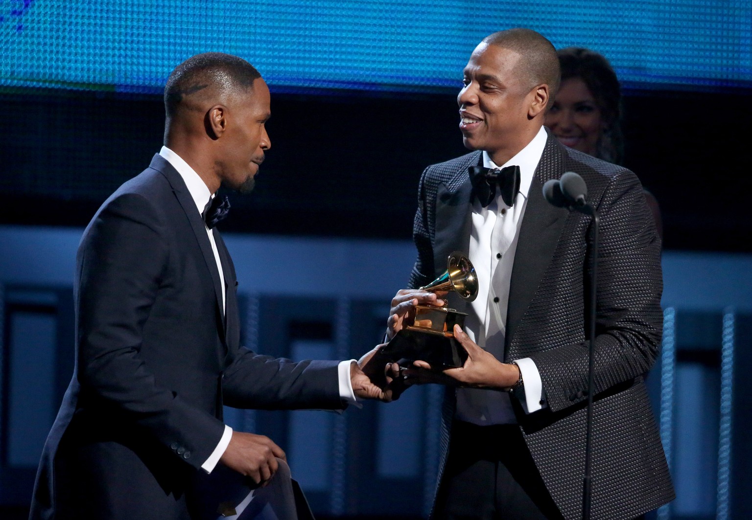 Jay-Z nimmt vom Schauspieler Jamie Foxx den Grammy für sein Album «Magna Carta Holy Grail» entgegen.&nbsp;