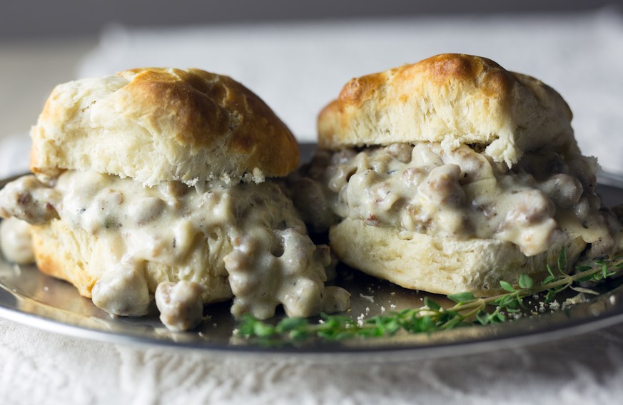 buttermilk biscuits and sausage gravy brot scones usa southern südstaaten essen food sauce