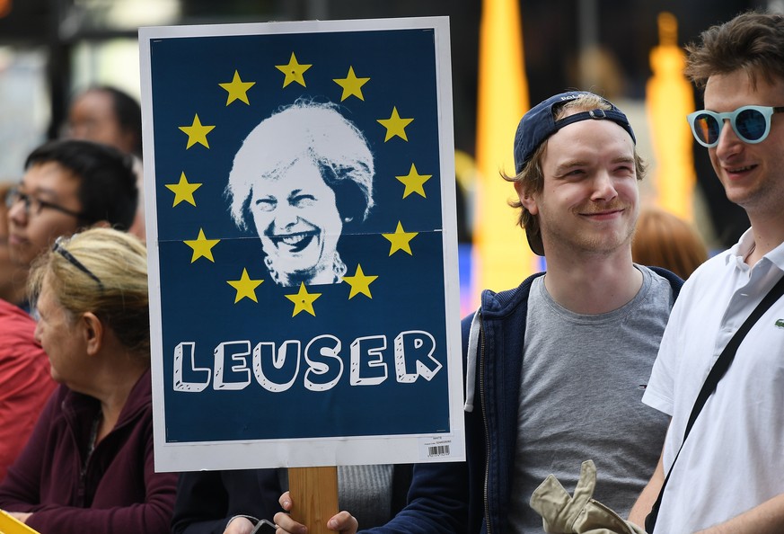 epa06019337 Protesters demonstrate against British Prime Minister Theresa May outside No. 10 Downing Street in London, Britain, 09 June 2017. British Prime Minister Theresa May met the Queen in Buckin ...