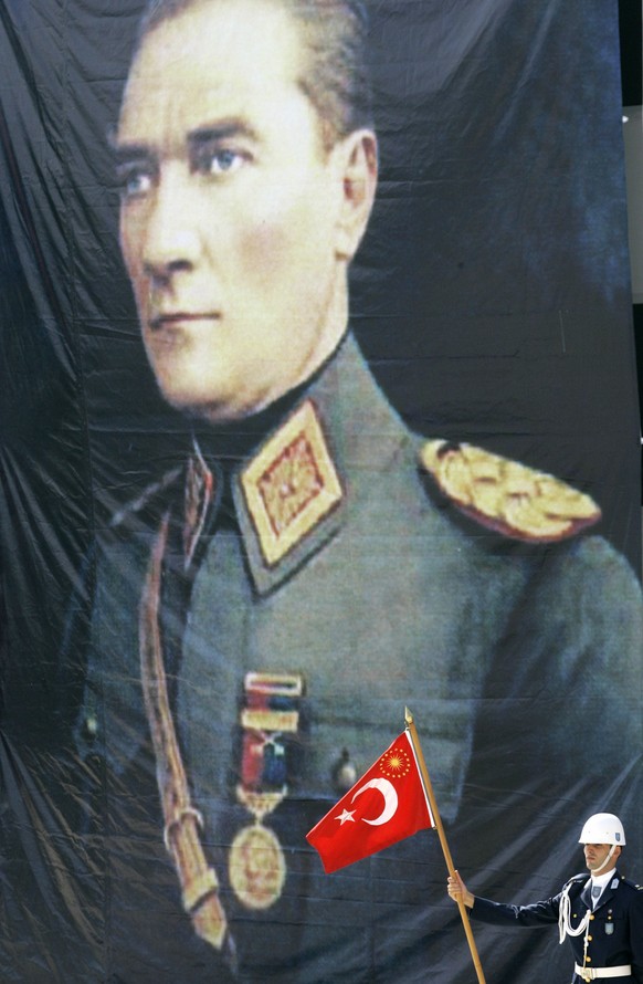 Die islamistische AKP versucht, den säkularen Charakter der modernen Türkei zurückzudrängen. Staatsgründer Mustafa Kemal Atatürk wäre darüber nicht erfreut (Archivbild).