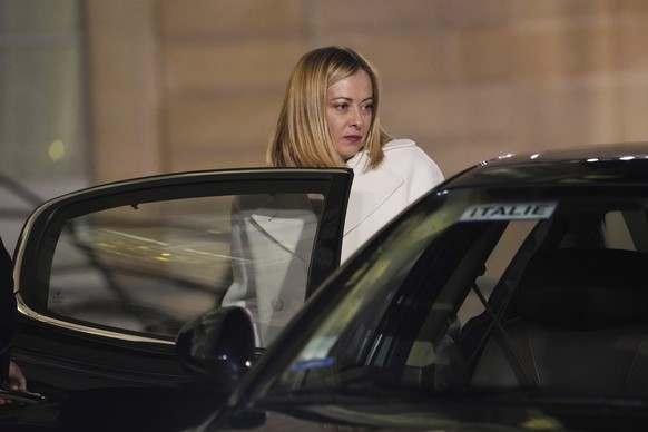 Nachrichten Linkding Italy's Prime Minister Giorgia Meloni gets into her car as she leaves the Elysee Palace, after an informal meeting of leaders from key European Union nations and the United Kingdom, in Paris, Mon ...