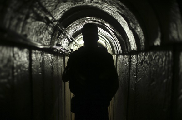 Ein Palästinensischer Kämpfer in einem geheimen Tunnel nach Gaza.&nbsp;