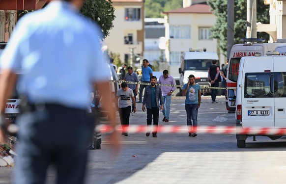 epa05587767 Turkish police, members of an anti-terror unit and rescue services gather near the scene of a raid against suspected members of the so-called &#039;Islamaic State&#039; (IS), in Gaziantep, ...