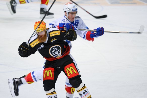 Lugano’s player Top Scorer Linus Klasen, left, fight for the puck with Zurich&#039;s player Reto Schäppi, right, during the preliminary round game of National League A (NLA) Swiss Championship 2016/17 ...