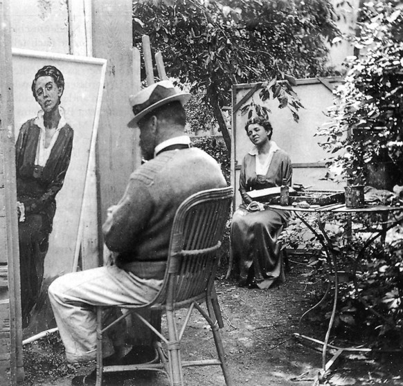 Gemalt wurde mit Pinsel. Der Schweizer Künstler Ferdinand Hodler 1915 in seinem Ateliergarten in Genf.