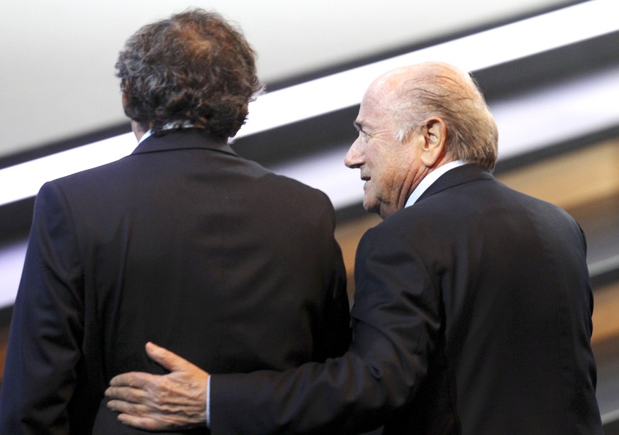 FIFA-Präsident Blatter (rechts) überwies UEFA-Präsident Platini (links) 2011 zwei Millionen Franken. Die Erklärung Blatters, wie die Zahlung zu rechtfertigen ist, bringt ihn nun vor den Rechnungsprüfe ...