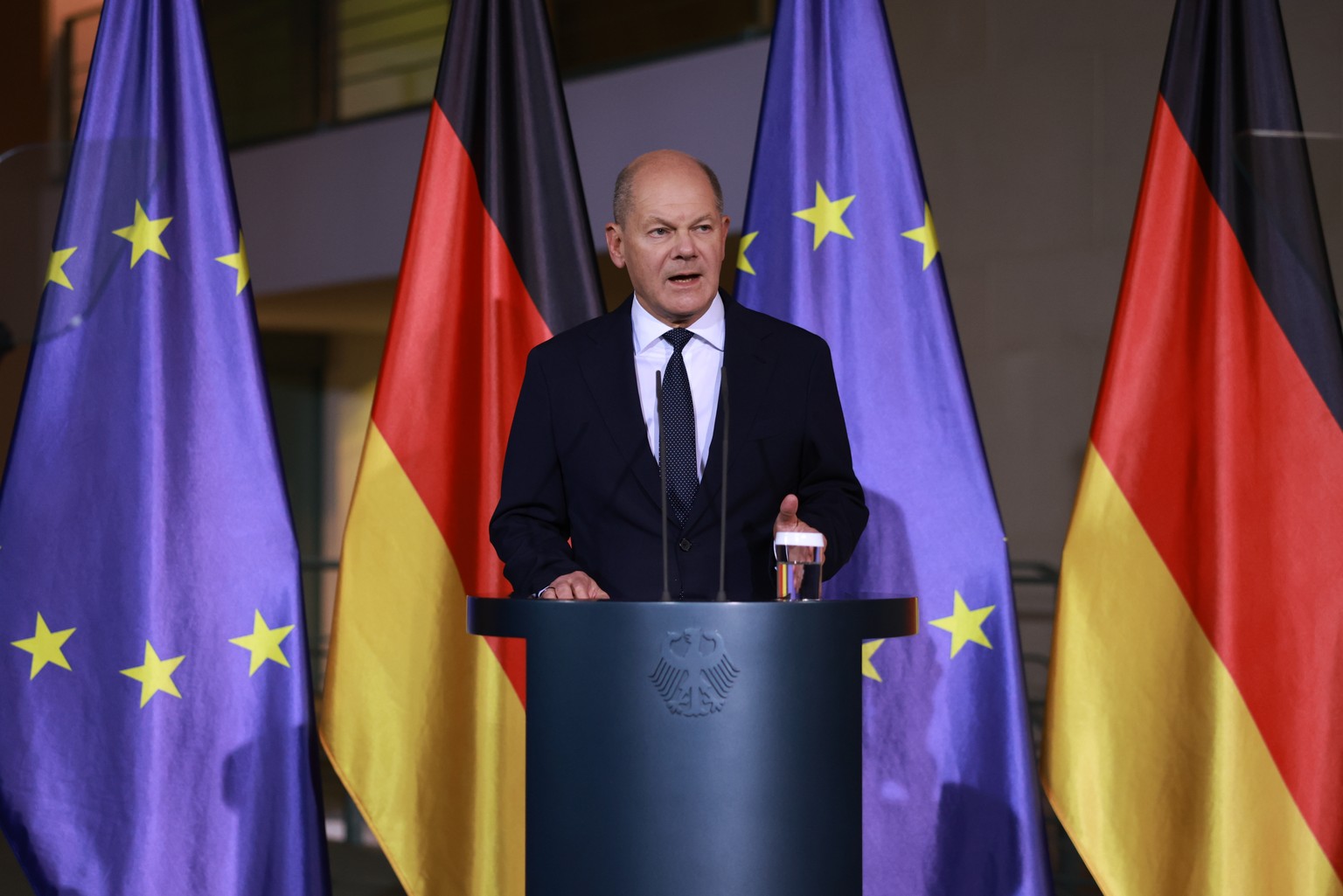 Nachrichten Linkding epa11706072 German Chancellor Olaf Scholz addresses the media at the Chancellery in Berlin, Germany, 06 November 2024. The German chancellor announced the dismissal of German Finance Minister Christia ...