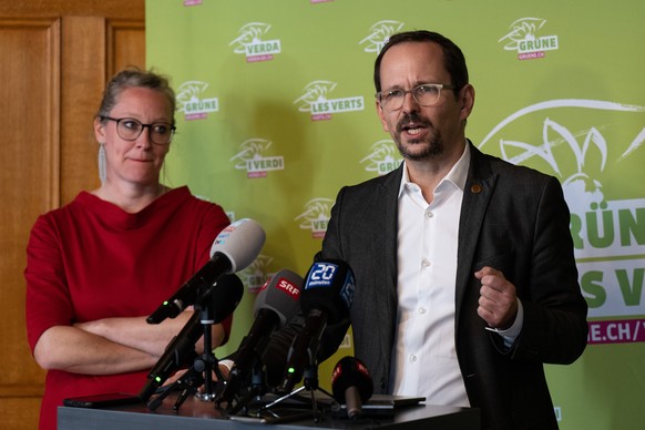 Nationalraetin Aline Trede, BE, links, und Nationalrat und Parteipraesident Balthasar Glaettli, ZH, von der Bundeshausfraktion der Gruenen Partei Schweiz, aeussern sich an einer Pressekonferenz zur Bu ...