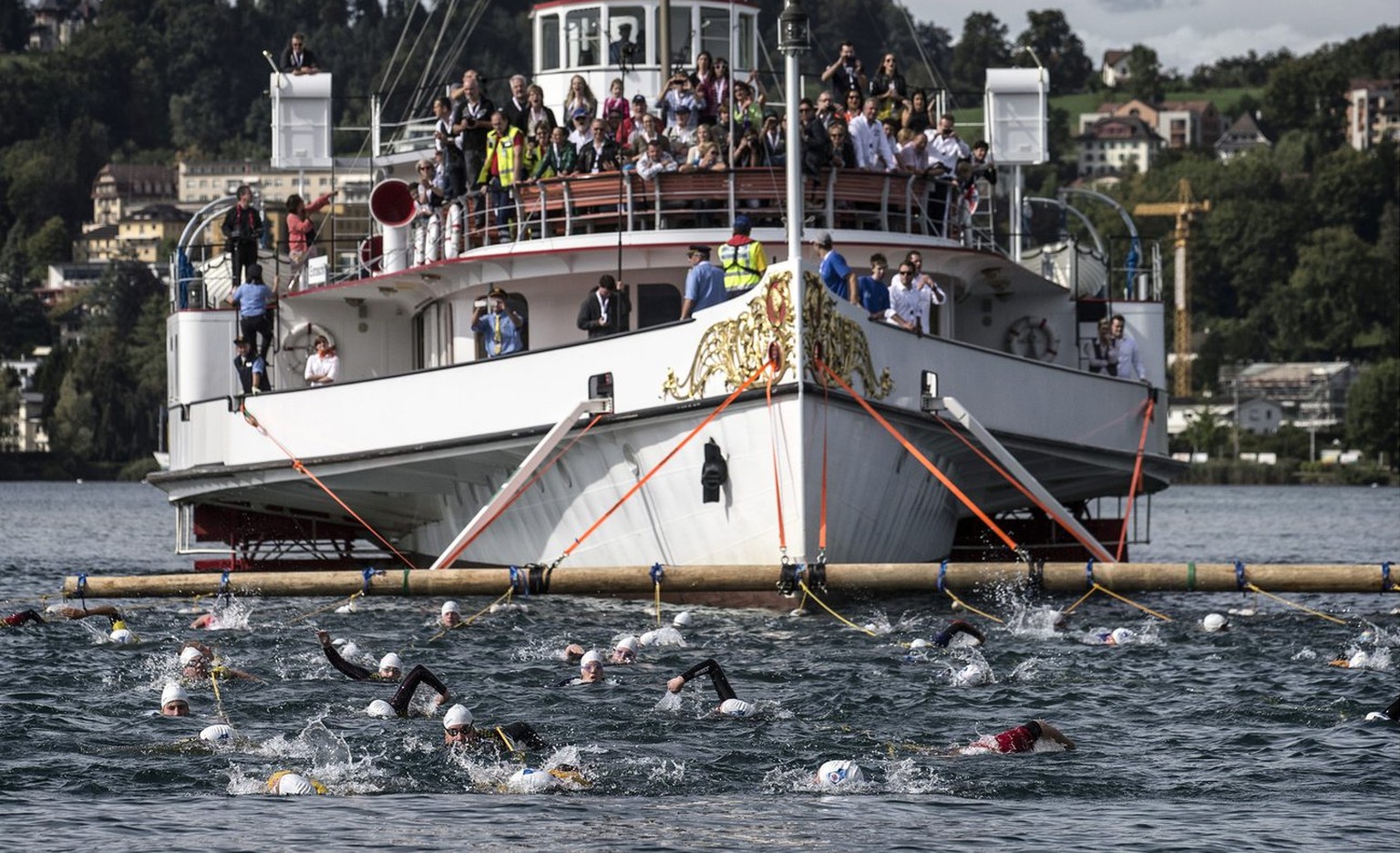 75 Rettungsschwimmer ziehen den 330 Tonnen schweren Raddampfer &#039;Gallia&#039; ueber hundert Meter durchs Wasser und haben somit einen Weltrekord geschafft am Samstag, 14. September 2013, in Luzern ...