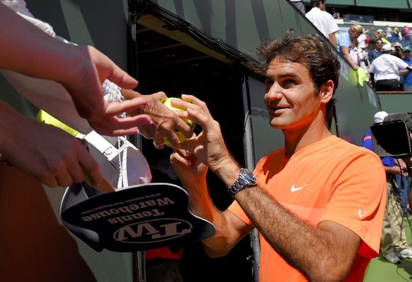 Die Autogramme von Federer sind auch in der Wüste begehrt.