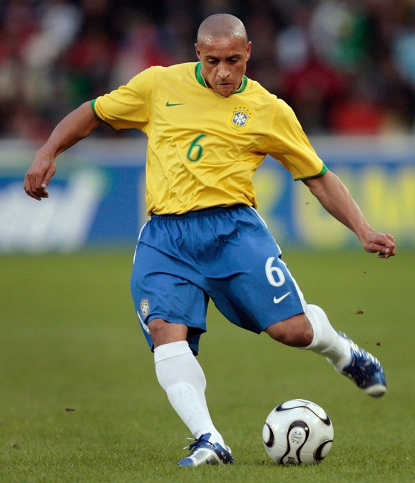 Brasiliens Roberto Carlos in Aktion, aufgenommen am Dienstag, 30. Mai 2006, beim Fussball Vorbereitungsspiel zur WM 2006 in Deutschland zwischen Brasilien und dem FC Luzern Selection im Stadion St. Ja ...