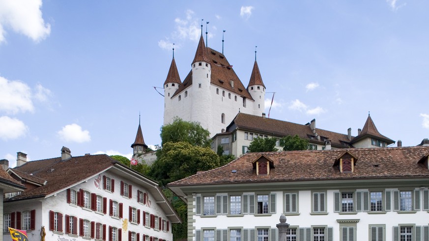 Der Rathausplatz in der Altstadt von Thun, Kanton Bern, aufgenommen am 28. Juni 2007. Im Hintergrund ist das Schloss Thun zu sehen. (KEYSTONE/Gaetan Bally)

The Rathausplatz square in the old town of  ...