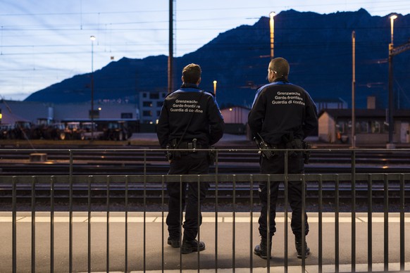 Grenzwaechter warten auf einen Zug, am Dienstag, 10. November 2015, am Bahnhof in Buchs. Im September kamen erstmals mehr Fluechtlinge an der Ostgrenze als im Tessin an. (KEYSTONE/Gian Ehrenzeller)