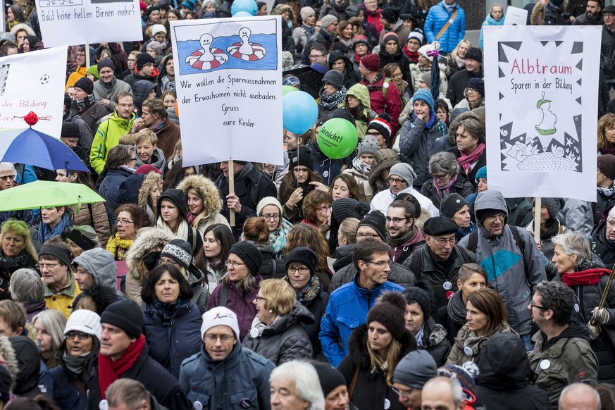 Lehrpersonen demonstrieren gegen die Sparplaene des Kantons im Bildungsbereich am Dienstag, 8. November 2016, in Aarau. Die Kundgebung richtet sich gegen die weiteren geplanten Sparmassnahmen bei der  ...