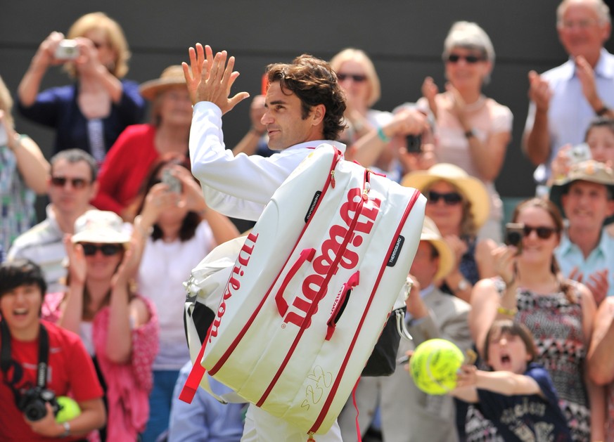 Federer verabschiedet sich nach einem ungefährdeten Sieg vom Publikum in Wimbledon.