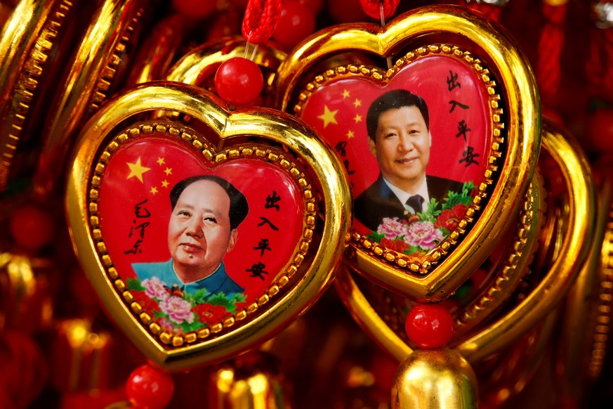 Souvenirs featuring portraits of China&#039;s late Chairman Mao Zedong and China&#039;s President Xi Jinping are seen at a shop near the Forbidden City in Beijing, China, September 9, 2016. REUTERS/Th ...