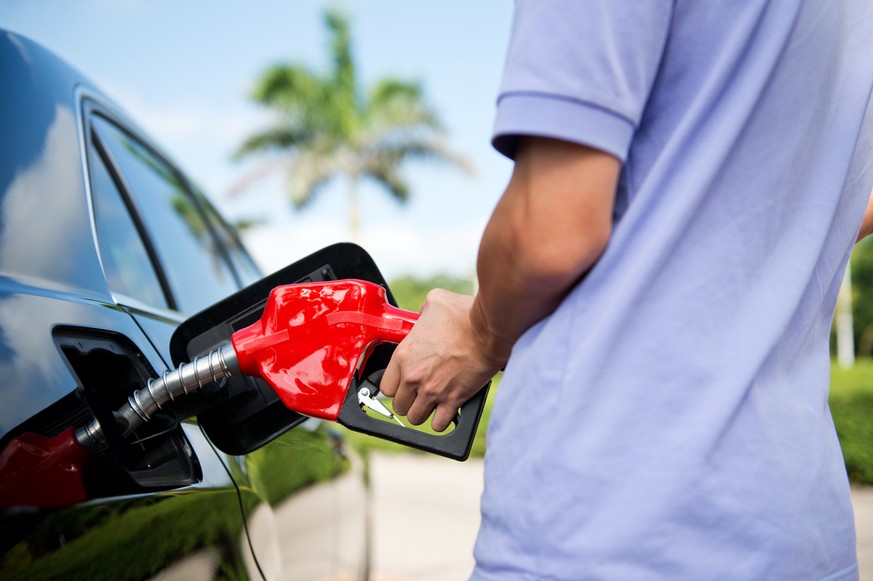 Böse Überraschung beim Tanken: Die Autobauer geben oftmals einen zu geringen Benzinverbrauch an.