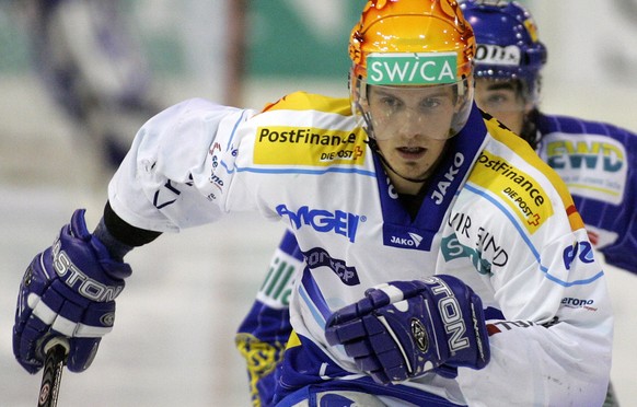 Der Zuger Patrick Fischer, beim Eishockey Meisterschaftsspiel der Nationalliga A zwischen dem HC Davos und dem EV Zug, am Dienstag, 6. Dezember 2005, in Davos. (KEYSTONE/Arno Balzarini)