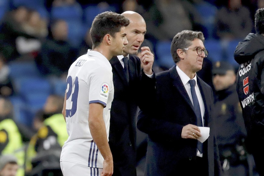 epa05654060 Real Madrid&#039;s French head coach Zinedine Zidane (C) gives instructions to his son, midfielder Enzo (L) during their second leg match of the King&#039;s Cup round of 32 played at Santi ...