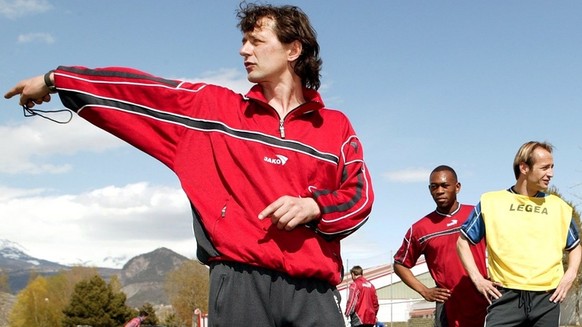 A gauche, le nouvel entraineur du FC Sion, Admir Smajic a pris son poste aujourd&#039;hui, photographie lors de l&#039;entrainement de l&#039;equipe du FC Sion ce mardi 20 avril 2004 au stade de Tourb ...