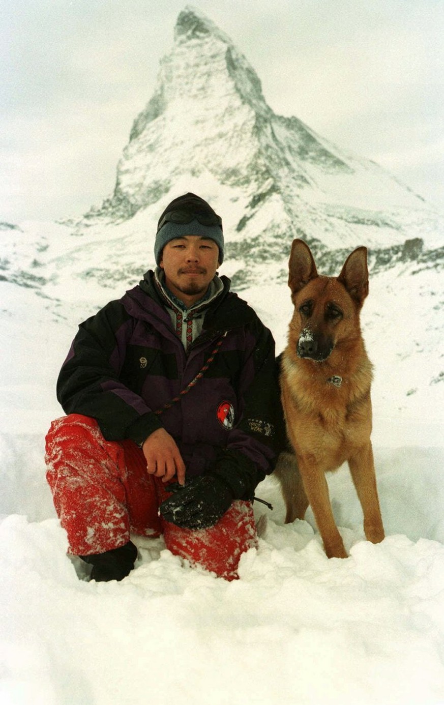 Der japanische Hundeführer Jun Sagara posiert mit seiner Nomo 1997 vor dem Matterhorn. Die beiden haben gerade das B-Brevet für Lawinenrettung abgeschlossen. Nomo ist der erste japanische Lawinenhund  ...