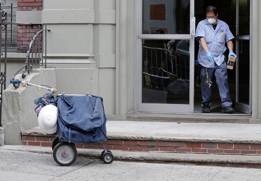 Ein Postbote verlässt das Haus von Craig Spencer, einem Arzt, der in New York positiv auf Ebola getestet wurde.&nbsp;