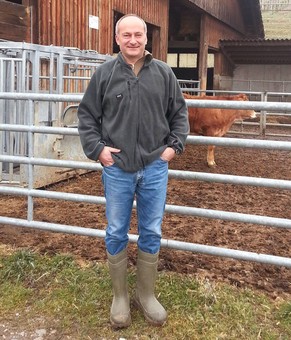 Konrad Langhart auf seinem Hof in Oberstammheim.