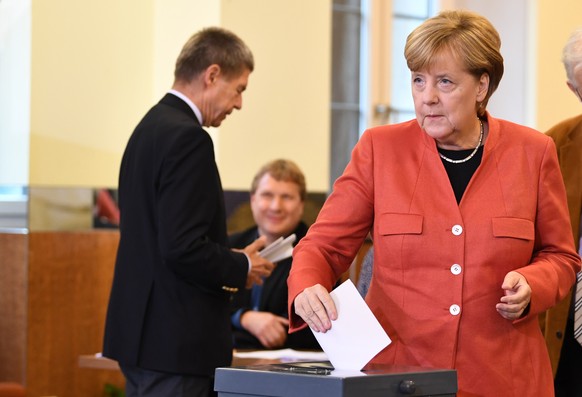 Bundeskanzlerin Angela Merkel (CDU) gibt am 24.09.2017 in Berlin ihre Stimme zur Bundestagswahl 2017 ab. (KEYSTONE/DPA/Federico Gambarini)