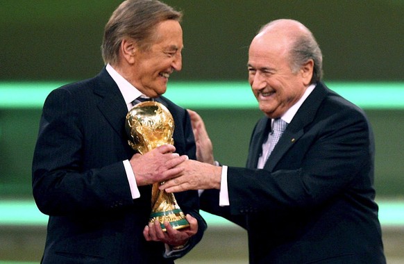 Sepp Blatter übergibt dem damaligen DFB-Präsidenten Gerhard Mayer-Vorfelder den Weltpokal.