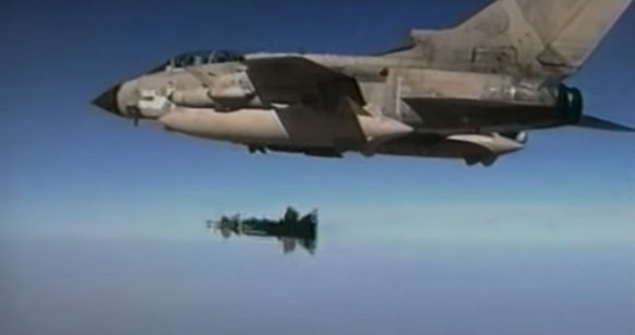 Die Illusion vom «sauberen Krieg»: Ein Tornado wirft 1991 lasergelenkte «Präzisionsbomben» ab.