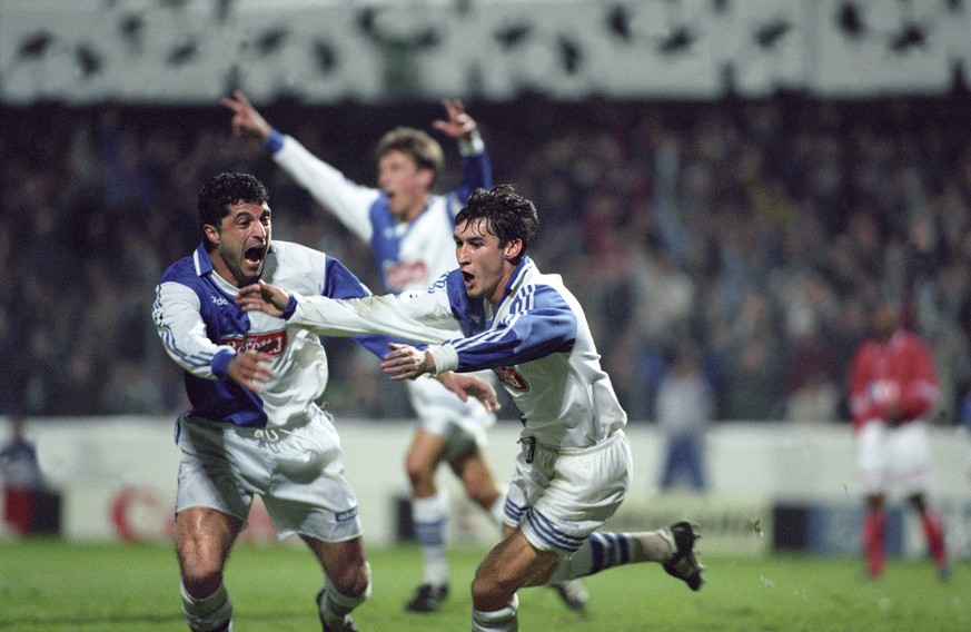 Die Grasshopper-Spieler Viorel Moldovan, rechts, Kubilay Tuerkyilmaz, links, und Mats Gren, im Hintergrund, bejubeln einen Treffer gegen AJ Auxerre im Gruppenspiel der UEFA Champions League vom 30. Ok ...