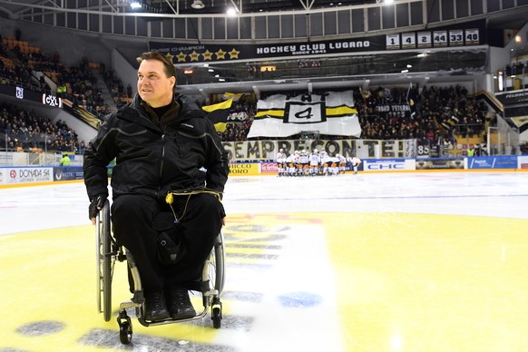 Ex Lugano and Zug player Pat Schafhauser is honored on ice before the preliminary round game of National League A (NLA) Swiss Championship 2016/17 between HC Lugano and EV Zug, at the ice stadium Rese ...