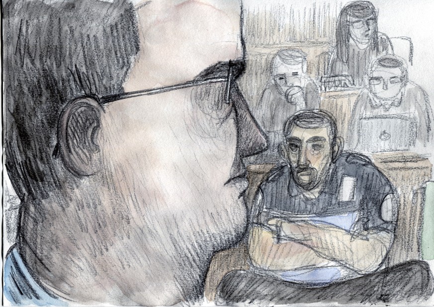 GERICHTSZEICHNUNG - Un dessin montre Fabrice A., meurtrier presume d&#039;Adeline, a gauche, sur le banc des accuses a cote d&#039;un policier dans la salle d&#039;audience du palais de justice lors d ...