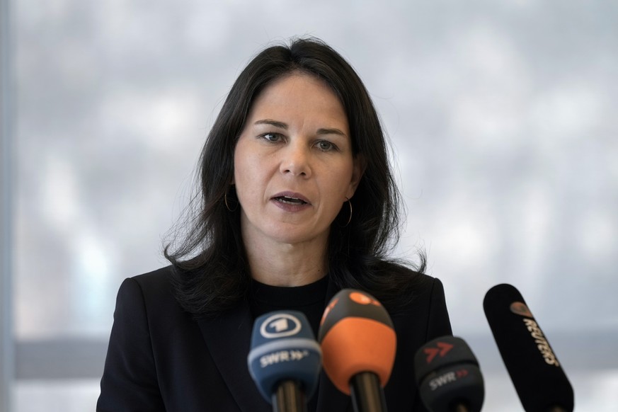 Nachrichten Linkding German Foreign Minister Annalena Baerbock speaks during a news conference at the German Embassy in Dekwaneh, northern Beirut, Lebanon, Wednesday, Oct. 23, 2024. (AP Photo/Bilal Hussein)
Annalena Baerb ...
