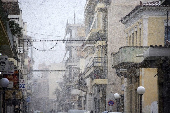 epa05703424 A general view over snow falling in Argos, Greece, 07 January 2017. A cold wave across Greece causing temperatures to drop drastically brought snow fall to many cities of Greece. EPA/VANGE ...