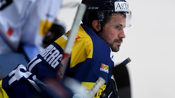 Ambris Peter Guggisberg schaut aufs Eis waehrend dem Eishockey-Spiel in der Platzierungsrunde 6 der National League A zwischen den Ambri-Piotta und Fribourg Gotteron am Samstag, 18. Maerz 2017, in der ...