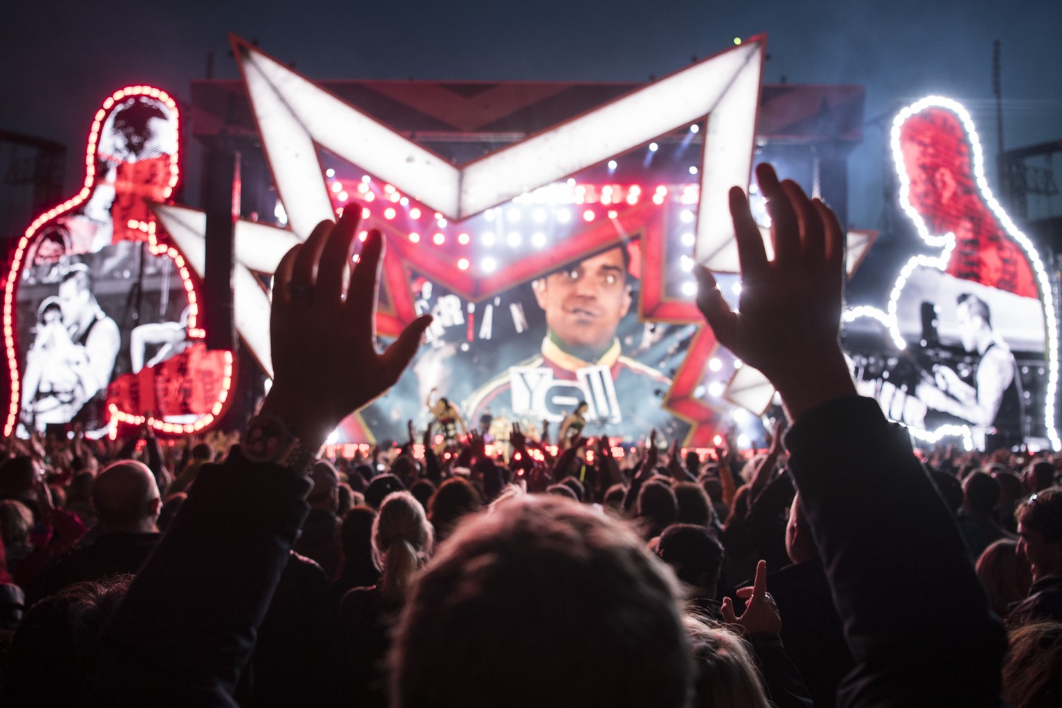 English singer Robbie Williams performs during the &quot;The Heavy Entertainment Show&quot; tour at the Letzigrund Stadium in Zurich, Switzerland, Saturday, September 2, 2017. (KEYSTONE/Ennio Leanza)