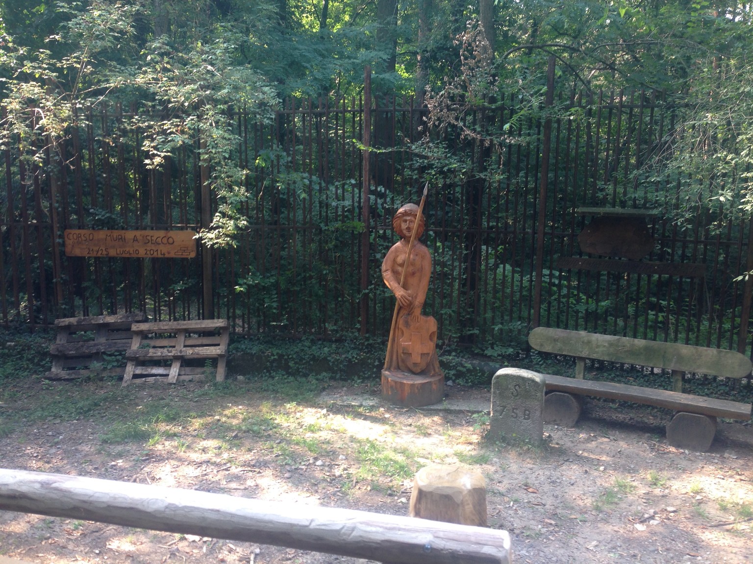 Hier endet die schweiz. mit einer holzfigur und einem ... Zaun im schlafzimmer
