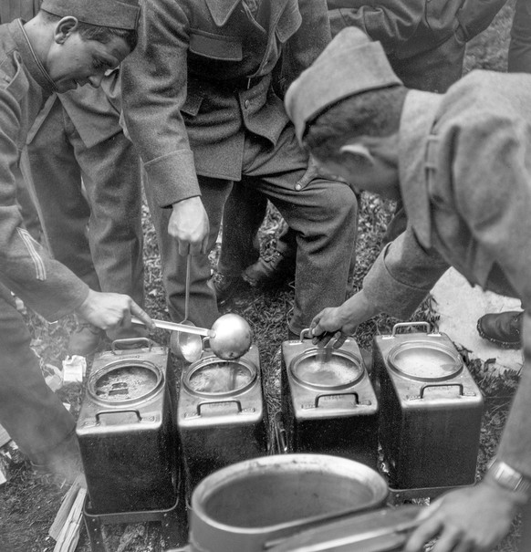 Schweizer Soldaten 1941 bei der Essensausgabe im Feld.