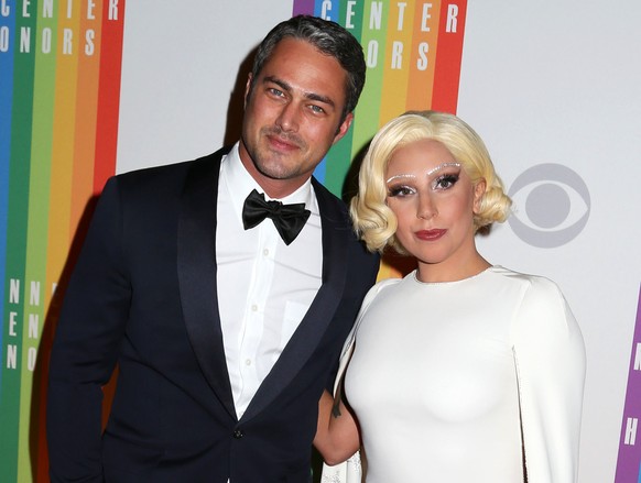 Schauspieler und Model Kinney schenkt Sängerin Gaga einen Ring und sein Herz.